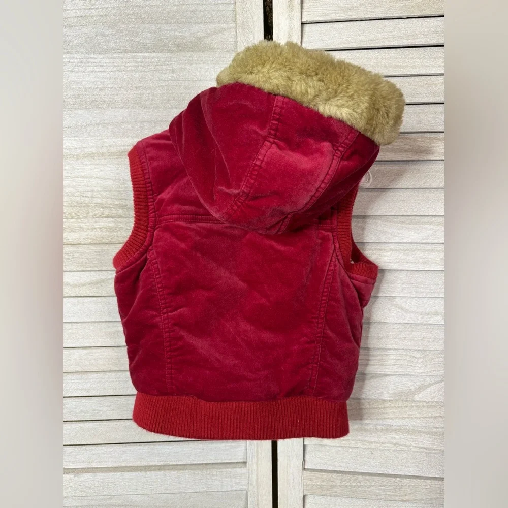 Old Navy Velvet Vest with Faux Fur Collar. Size Small. Great condition. Fall